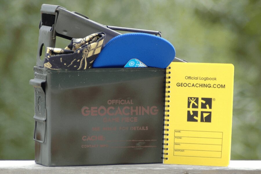 Geocaching, Metall-Cache. Quelle: https://commons.wikimedia.org/wiki/File:Geocaching_Container_-_Regular,_foto_Cache_Mania.jpg