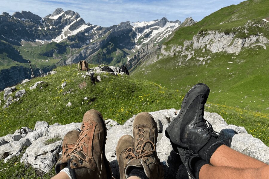 Trekkingschuhe und Berge im Hintergrund. Quelle: Rigad