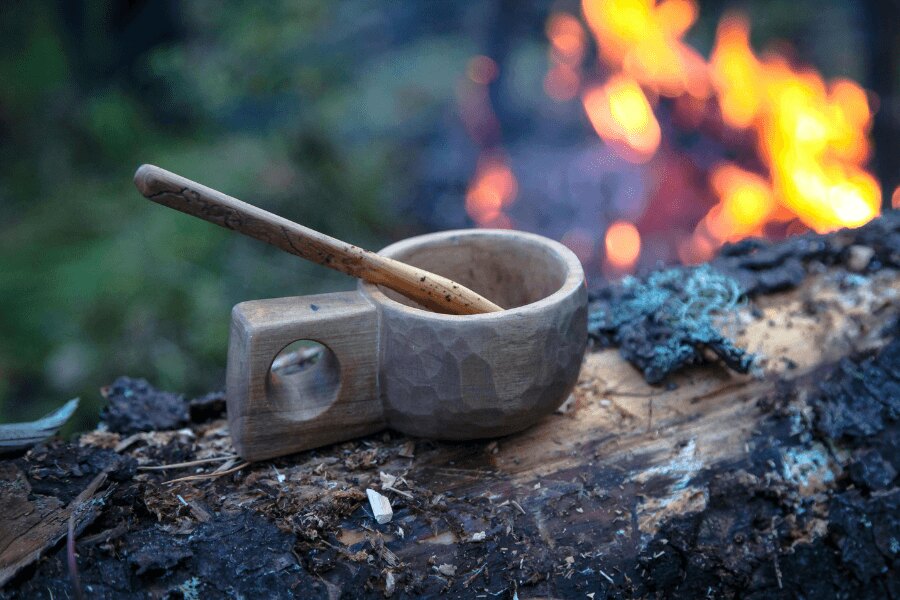 Tasse im Wald am Feuer