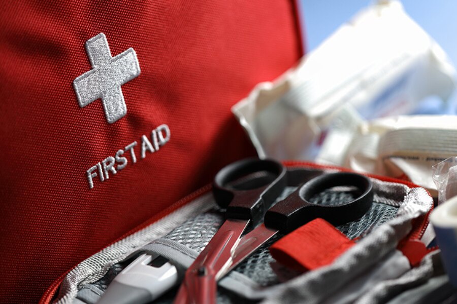 Erste-Hilfe-Kasten und medizinische Schere. Quelle: https://commons.wikimedia.org/wiki/File:A-first-aid-kit.jpg