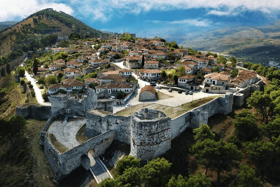 Albanien, Berat. Quelle: https://www.pexels.com/cs-cz/foto/krajina-kopec-cestovani-hrad-5987058/