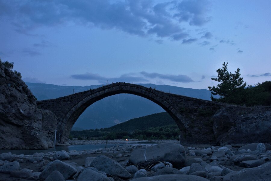 Albanien, Lengarica. Quelle: https://commons.wikimedia.org/wiki/File:River_Lengarica_with_Ura_e_Kadiut_and_Mount_Nem%C3%ABr%C3%A7ka_and_bonfire.jpg
