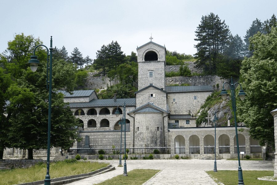 Schwarze Berge, Cetinje. Quelle: https://pixabay.com/cs/photos/cetinje-%C4%8dern%C3%A1-hora-hlavn%C3%AD-m%C4%9Bsto-824518/