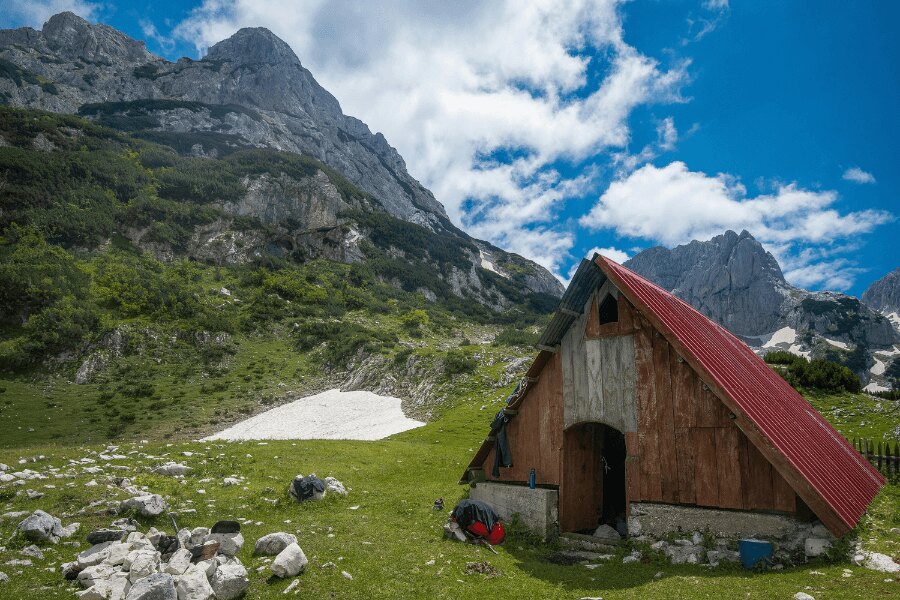 Schwarze Hora, Durmitor. Quelle: https://www.pexels.com/cs-cz/foto/krajina-hora-dum-chata-3768736/