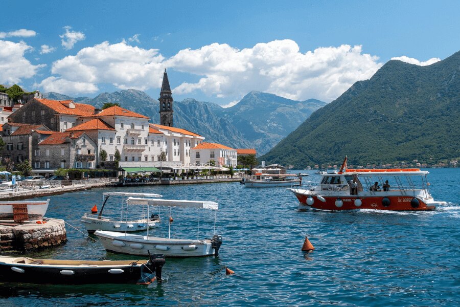 Schwarze Berge, Bucht von Kotor. Quelle: https://pixabay.com/cs/photos/perast-mo%C5%99e-%C4%8Dern%C3%A1-hora-lod%C4%9B-4613542/