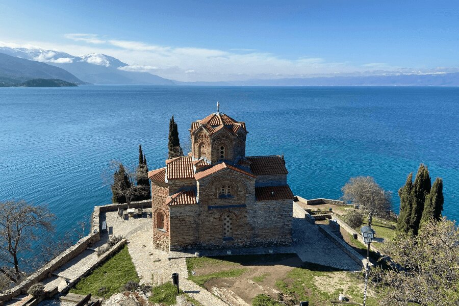 Nordmazedonien, Ohrid. Quelle: https://www.pexels.com/cs-cz/foto/ptaci-perspektivy-letecka-fotografie-ortodoxni-cirkev-ohrid-10331426/