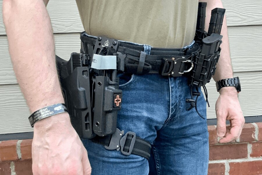 Magnetix Battle Belt Agilite Gear mit Holster, Pistole und Magazinen. Quelle: agiliteinternational.com