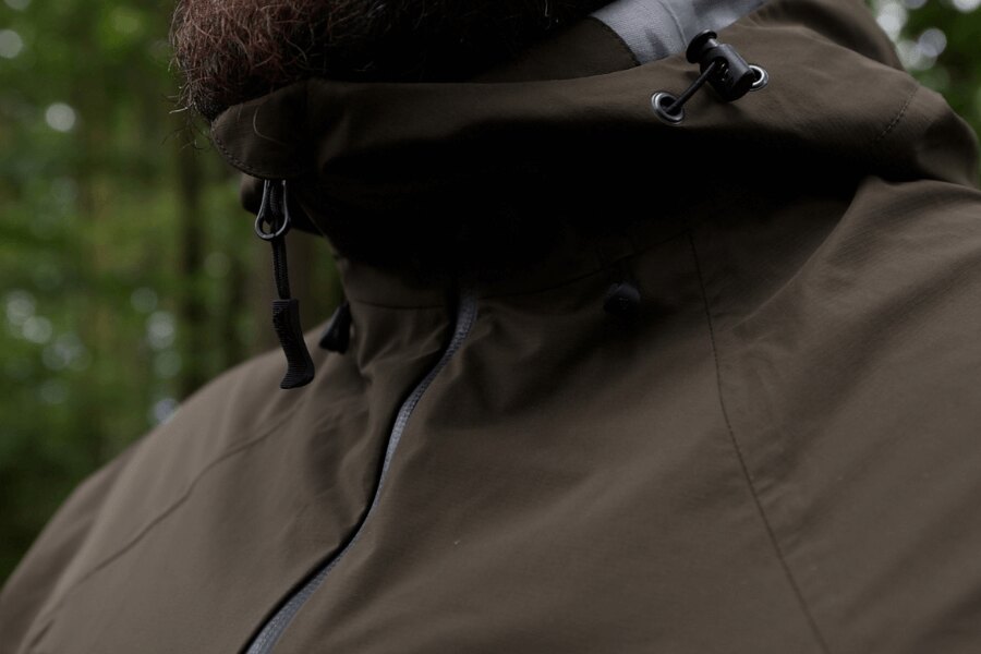 Detail des Reißverschlusses der Jacke mit Kinnschutz Helikon-Tex Squall. Quelle: Rigad
