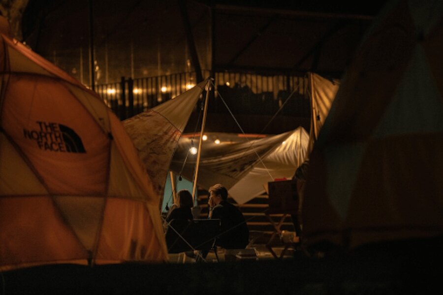 Zelte im Camp in der Nacht. Quelle: https://pixabay.com/cs/photos/kempov%C3%A1n%C3%AD-stan-p%C5%99%C3%ADtel-noc-4932314/