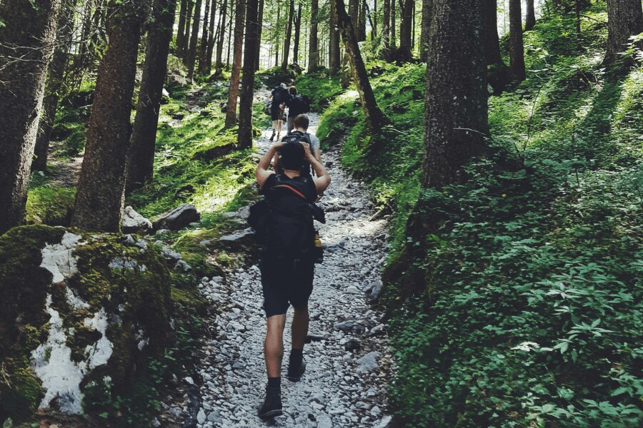 Junge Leute auf dem Trail, Speed Hiking. Quelle: https://www.pexels.com/cs-cz/foto/1194235/
