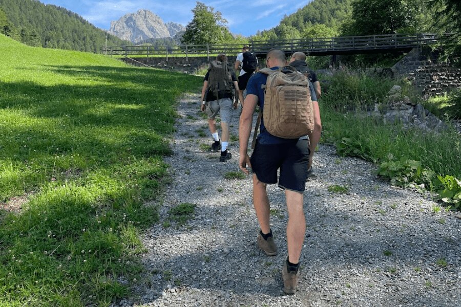 Wanderer in den Bergen mit Rucksäcken. Quelle: Rigad