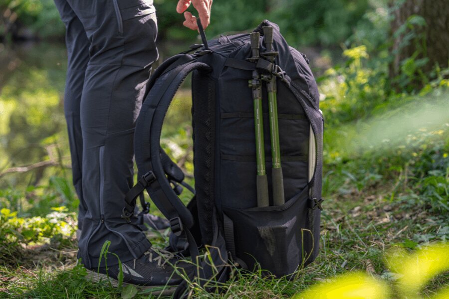 Summit Helikon-Tex Rucksack, Tragegriff, Seitenansicht, Trekkingstöcke. Quelle: L.G. (Autor)