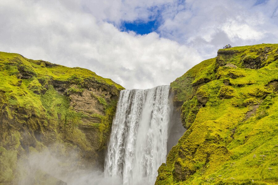Laugavegur, Island. Quelle: https://www.pexels.com/cs-cz/foto/island-priroda-vyznacny-bod-vodopad-3593202/