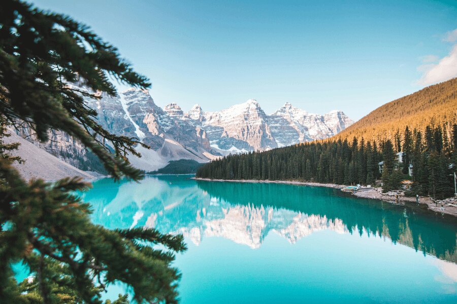 Kanadische Natur, klarer blauer See. Zdroj: https://www.pexels.com/cs-cz/foto/krajina-hory-priroda-dovolena-2662116/