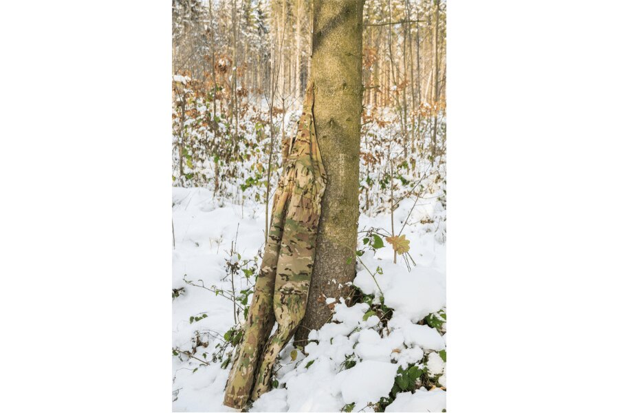 Hose Sleeka Reversible Salopettes Snugpak – Full Leg Zip. Hose aufgehängt an einem Baum. Quelle: L.G. (Autor)