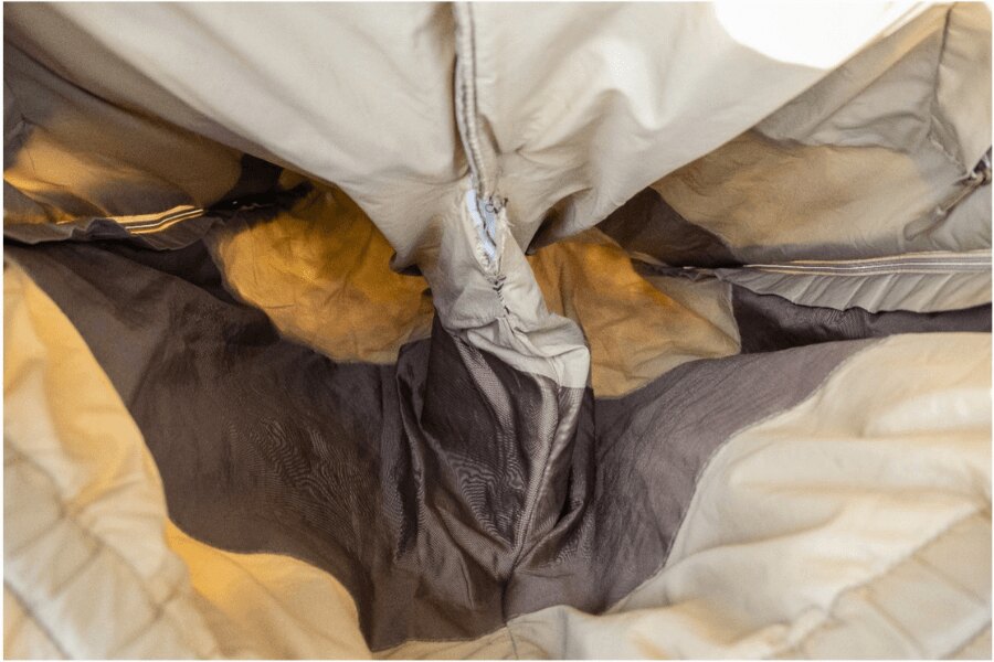 Sleeka Reversible Salopettes Snugpak – Full Leg Zip. Innenteil und durchgetretener Schritt. Quelle: L.G. (Autor)