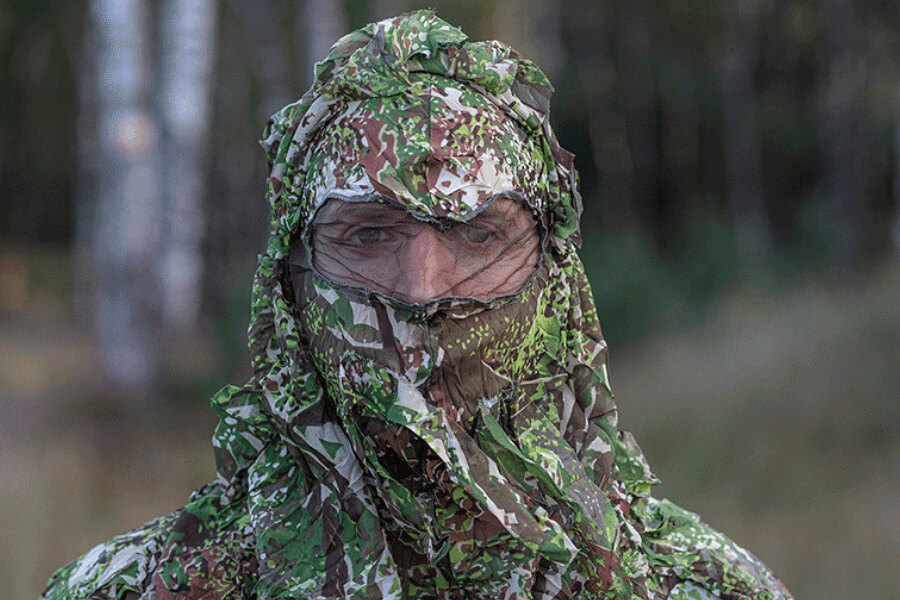 Drohnenabwehr-Poncho Ghosthood, Muster CONCAMO, Detail Kapuze. Quelle: ghost-hood.com