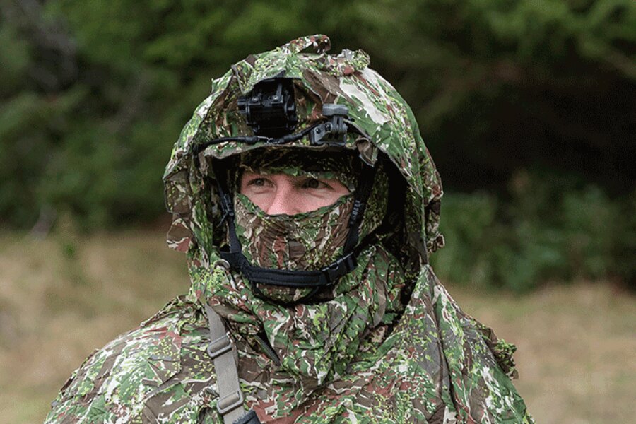 Drohnen-Abwehr-Poncho Ghosthood, Muster CONCAMO, mit Helm. Quelle: ghost-hood.com