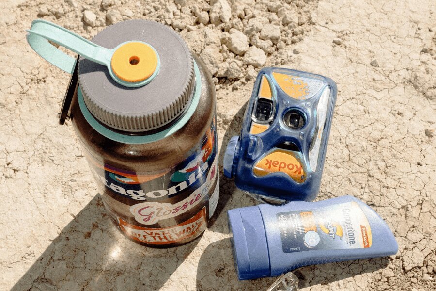 Nalgene-Flasche und Kodak-Kamera.