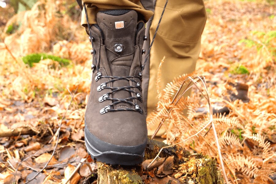 Das Schnüren des Lowa Ranger Stiefels im Herbstgras. Quelle: Rigad
