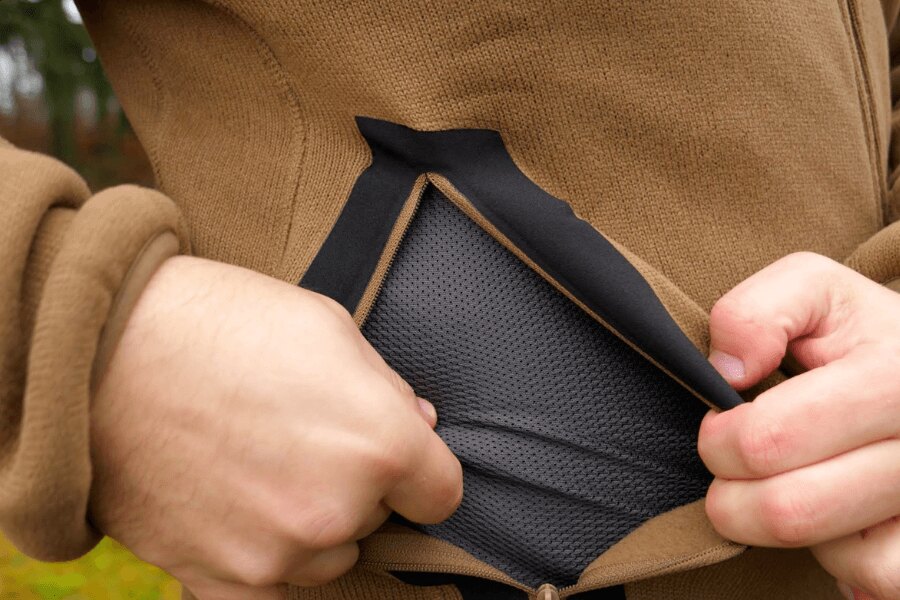 Zweite funktionale Schicht der Outdoor-Bekleidung, Taschen-Detail. Quelle: Rigad