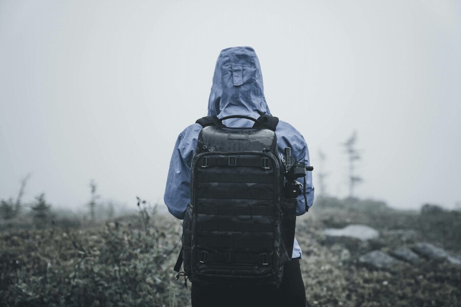 Ein Mensch in einer wasserdichten Jacke in einer gefrorenen Landschaft. Quelle: https://www.pexels.com/cs-cz/foto/priroda-muz-kmeny-chytry-telefon-5048614/