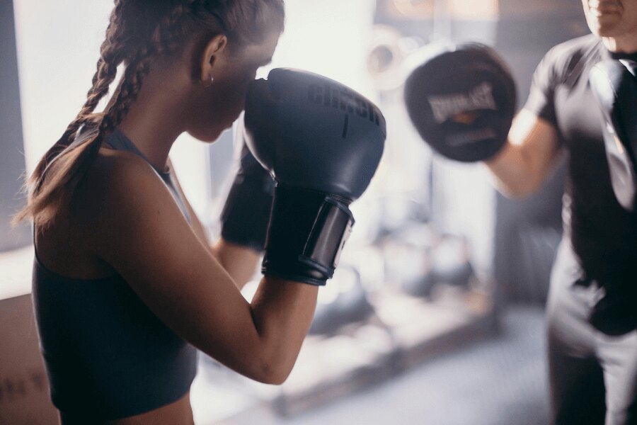 Boxen, Selbstverteidigung für Frauen. Quelle: https://www.pexels.com/cs-cz/foto/bez-tvare-sport-boj-trenink-4753923/