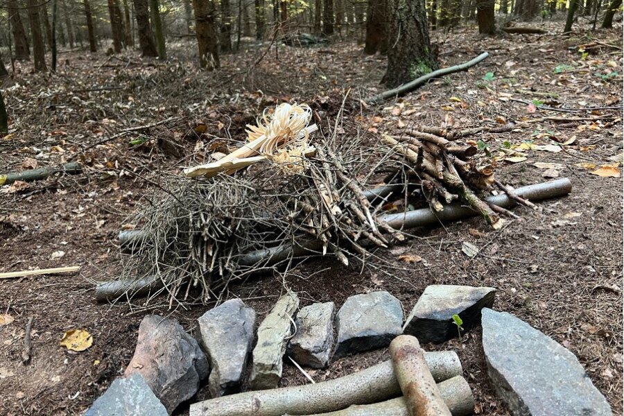 Material zum Anzünden von Feuer - Stöckchen + Featherstick. Quelle: Sirka