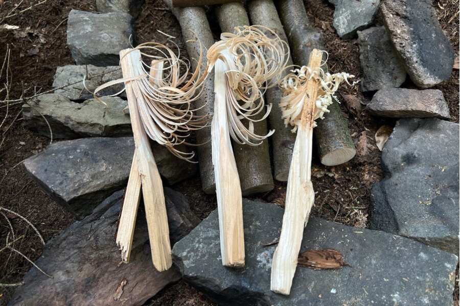 Featherstick, auch bekannt als "chlupaté dřívko", dient zum Entzünden eines Feuers. Quelle: Sirka