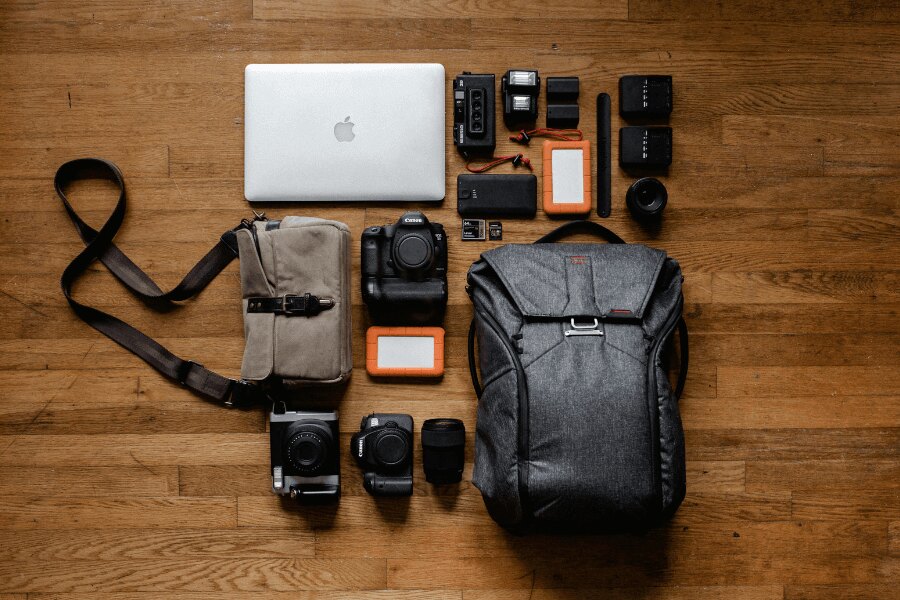 Ausgepackter Rucksack mit Kameras und Elektronik. Quelle: https://www.pexels.com/cs-cz/foto/apple-jablko-chytry-telefon-notebook-3178938/