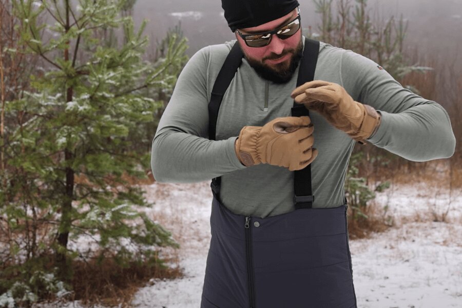 Winterhose Ketil Mig Tilak Military Gear<sup>&reg;</sup>, verstellbare Hosenträger und Mechanix-Handschuhe. Quelle: Rigad
