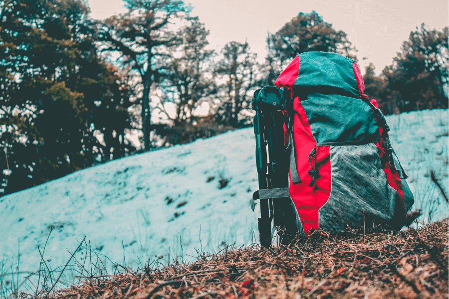 Ein Touristenrucksack im Schnee. Quelle: https://www.pexels.com/cs-cz/foto/1178525/
