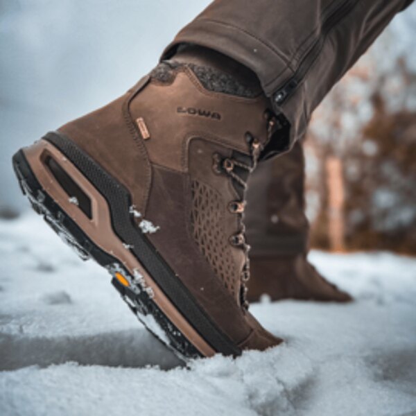 Winter-Trekkingschuh Lowa im Schnee. Quelle: Rigad
