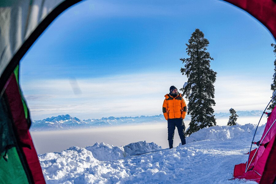 Quelle: https://www.pexels.com/cs-cz/foto/snih-muz-zima-hora-20471950/