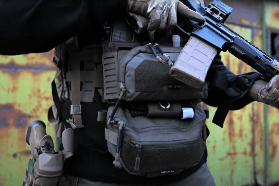 Mann mit Chest Rig Reaper™ Agilite Gear<sup>&reg;</sup> ausgestattet mit Magazintaschen und einer Langwaffe. Quelle: Rigad - Video