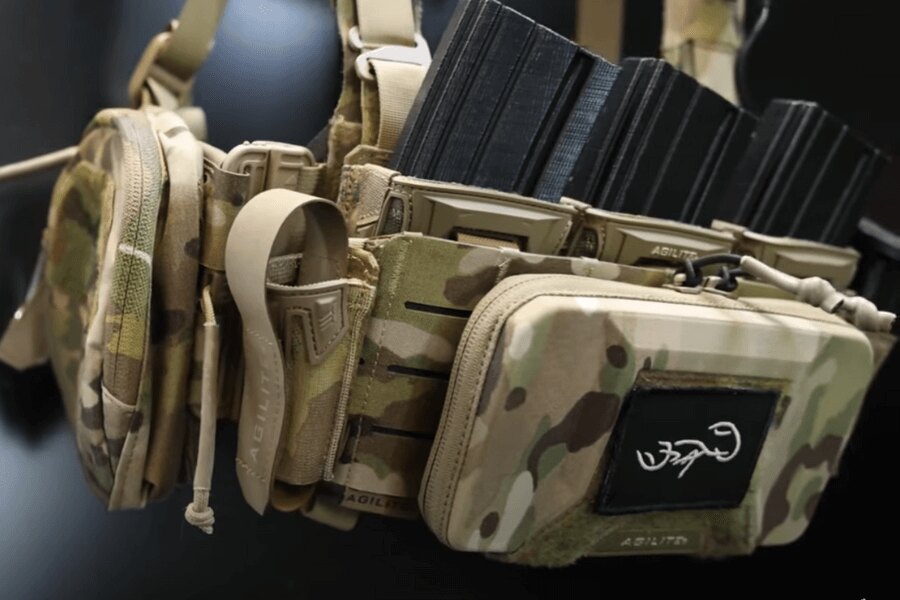 Die Frontplatte des Chest Rig Reaper™ von Agilite Gear<sup>&reg;</sup>, bestückt mit Magazintaschen und der Battletech™ Phone Pouch: Zdroj: Rigad - video
