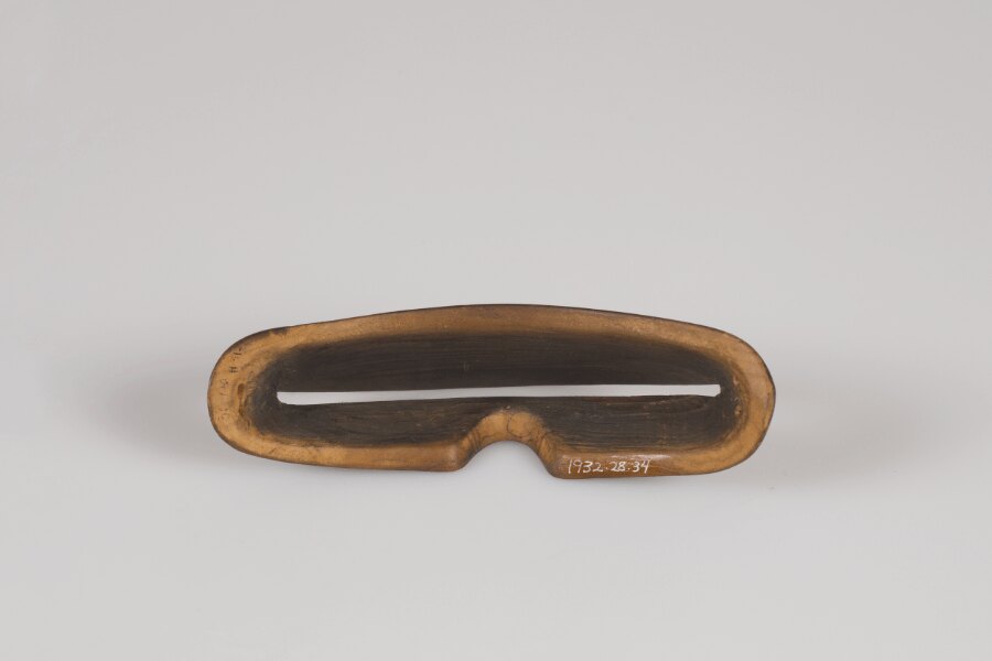 Eskimo-Brille: Quelle: https://commons.wikimedia.org/wiki/File:Wooden_Snow_Glasses_Given_to_Charles_and_Anne_Lindbergh_-_DPLA_-_b798fd8b44460bb63c76cbb3367abc33_(page_3).jpg