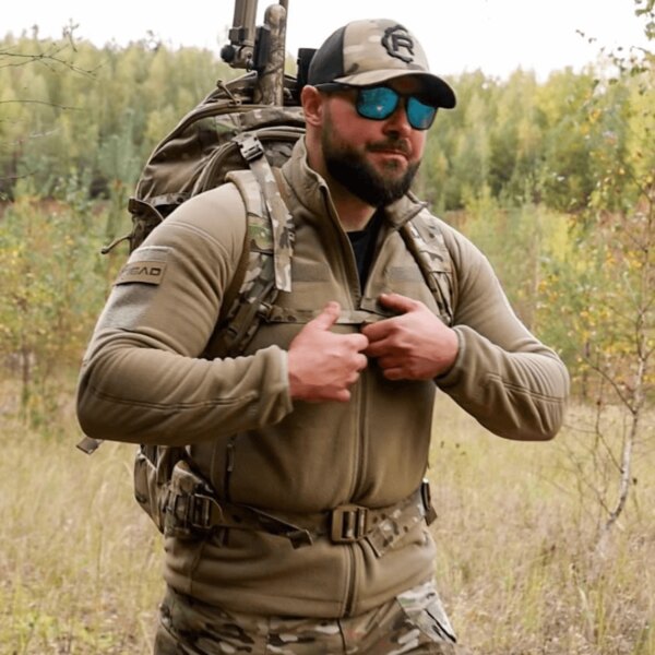 Funktionaler Fleece-Pullover in Kombination mit taktischer Kleidung und Ausrüstung. Quelle: Rigad