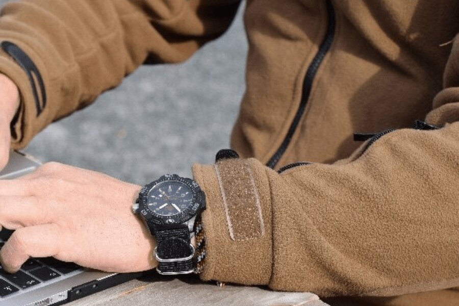 Fleecejacke Patriot HF MK 2 Helikon-Tex<sup>®</sup>, Detail des Ärmels mit Uhr. Quelle: Rigad, Helikon-Tex