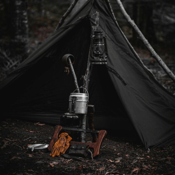 Bushcraft-Unterstand im Wald. Quelle: https://www.pexels.com/cs-cz/foto/les-dobrodruzstvi-kempovani-lampion-14074699/