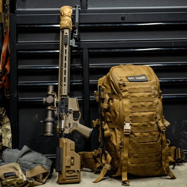 Taktischer Rucksack Mission Assault Eberlestock<sup>®</sup> und Sturmgewehr. Quelle: eberlestock.com, Rigad