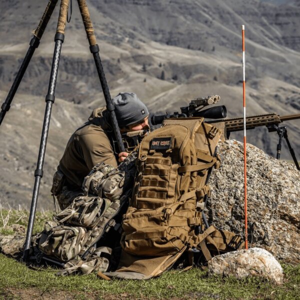 Scharfschütze beim Präzisionsschießen mit dem taktischen Rucksack Mission Assault Eberlestock<sup>®</sup> im Rahmen des EMOD-Systems. Quelle: eberlestock.com, Rigad