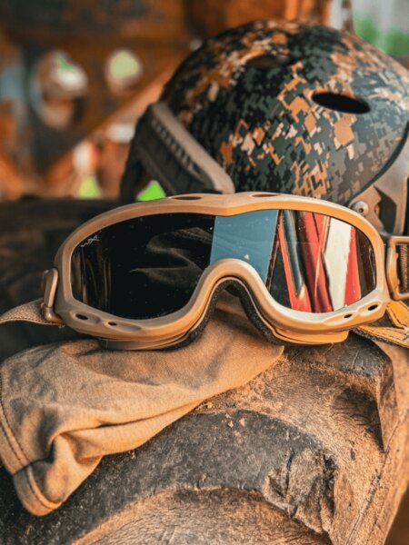 Taktische Schutzbrille des Typs Goggles auf der Ausrüstung, im Hintergrund ein Helm; Beispiel für den Einsatz in schwierigem Gelände. Foto: Rigad
