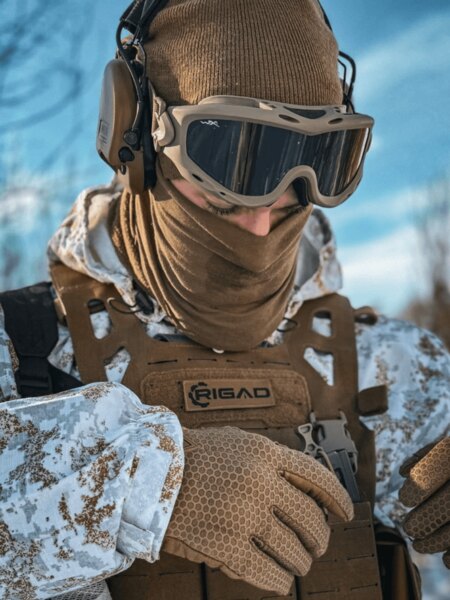 Operator in Winterausrüstung mit Gehörschutz und taktischer Brille; Demonstration der Kompatibilität der Brille mit Headset und Helm. Foto: Rigad