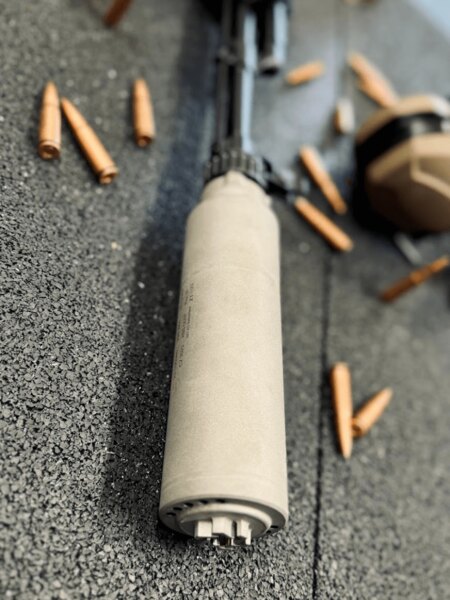Schalldämpfer für Langwaffen mit Munition – moderne Schalldämpfer für taktische und jagdliche Nutzung. Foto: Rigad