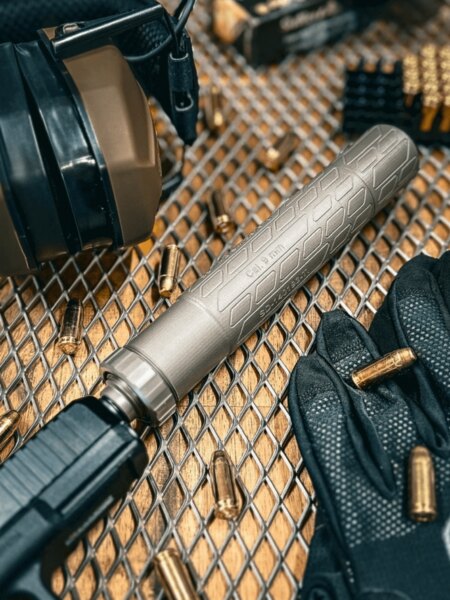 Schalldämpfer für 9-mm-Pistole – praktisches Zubehör für Sportschießen und Gehörschutz. Foto: Rigad