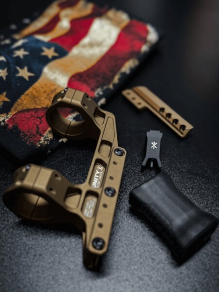 Unity Tactical – modulare Montage für Optik in FDE-Farbe mit Zubehör; Detail der Schnittstelle für seitliche Zubehörteile und niedriger vorderer Handgriff (Handstop). Foto: Rigad