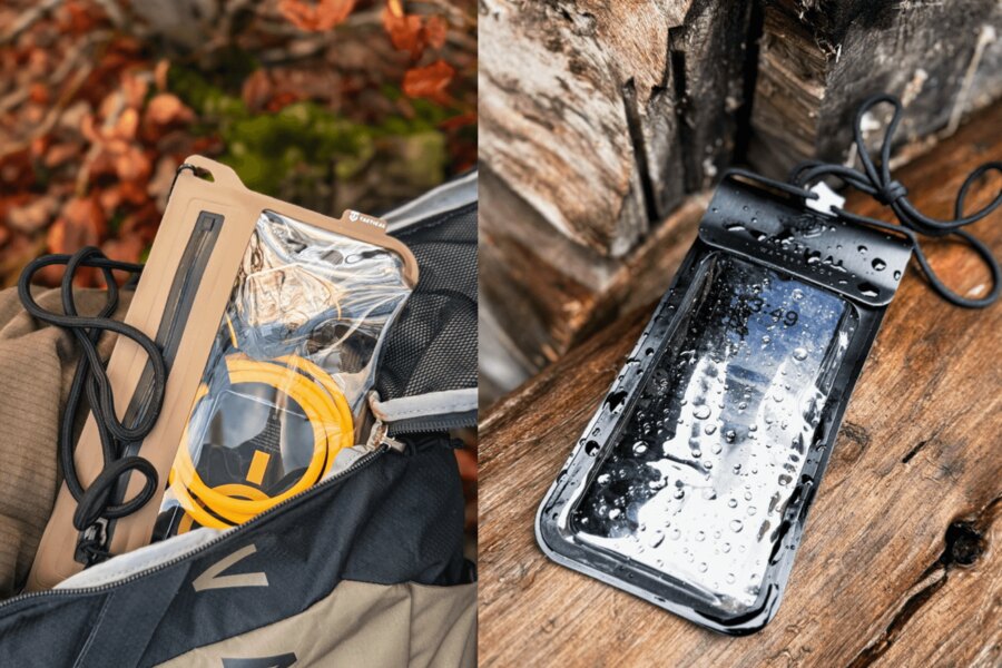 Wasserdichte Hüllen Tactical für Elektronik – links eine durchsichtige Hülle mit Ladekabel im Rucksack, rechts eine schwarze Hülle mit einem Handy, das mit Wassertropfen auf Holz bedeckt ist. Schutz des Telefons und Zubehörs gegen Regen und Feuchtigkeit im Gelände. Foto: Rigad