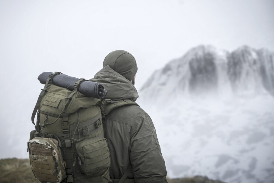 Outdoor-Rucksack im Gelände während des winterlichen Nebels – ein Beispiel für die Ausrüstung, die vor dem Verstauen gereinigt, imprägniert und ordnungsgemäß gelagert werden sollte. Foto: Rigad