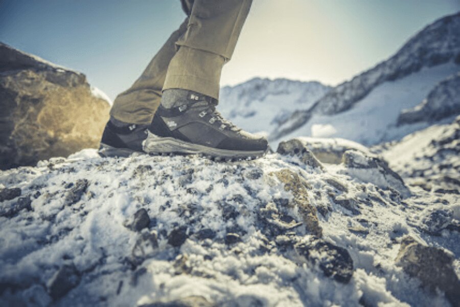 Trekking-Schuhe in winterlichen Bedingungen – eine Demonstration der Materialien, die nach der Saison gereinigt, gepflegt und erneut imprägniert werden müssen. Foto: Rigad